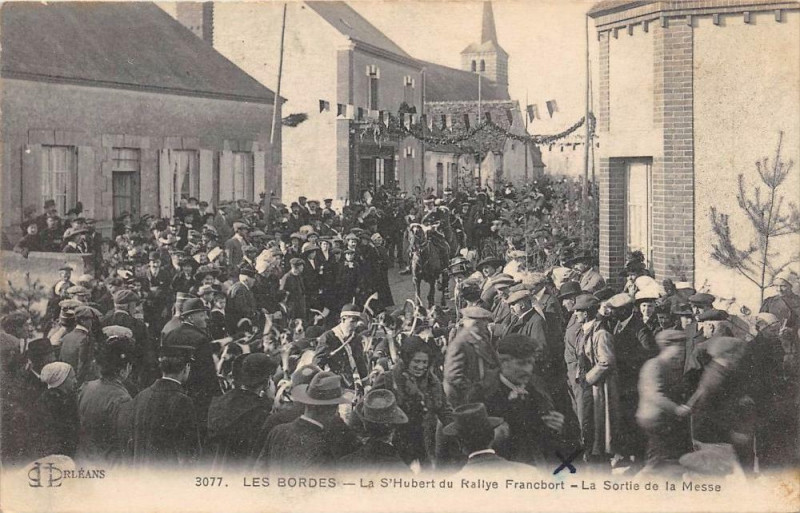 Carte postale ancienne Les Bordes La Saint Hubert Du Rallye Francbort La Sortie De La Messe aux Bordes
