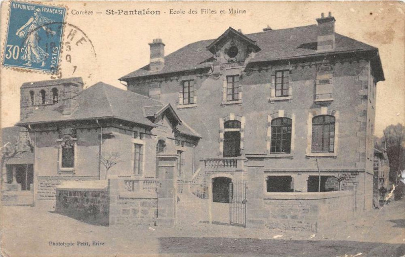 Carte postale ancienne Saint Pantaleon Ecole De Filles Et Mairie