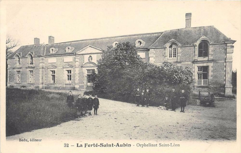 Carte postale ancienne La Ferte Saint Aubin Orphelinat Saint Leon