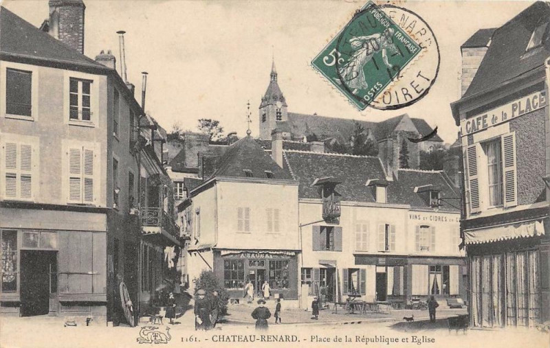 Carte postale ancienne Chateau Renard Place De La Republique Et Eglise