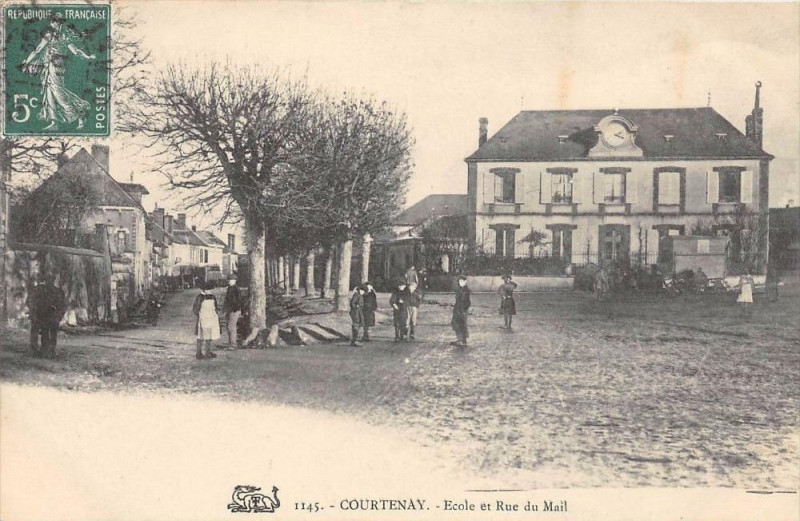 Carte postale ancienne Courtenay Ecole Et Rue Du Mail à Courtenay