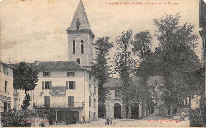 Carte postale ancienne Angles Du Tarn Place De La Mairie à Anglès