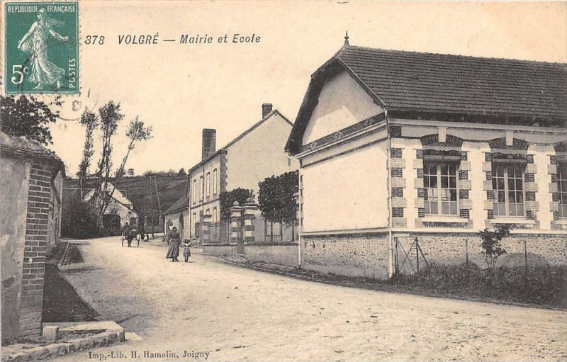 Carte postale ancienne Volgre Mairie Et Ecole