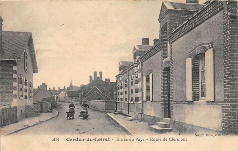 Carte postale ancienne Cerdon Du Loiret Entree Du Pays Route De Clermont à Cerdon