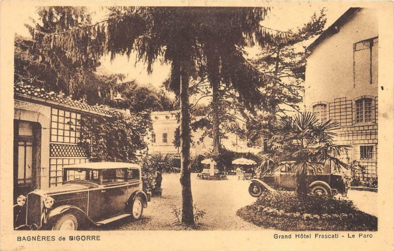Carte postale ancienne Bagneres De Bigorre Grand Hotel Frascati Le Parc (cliché pas courant voit