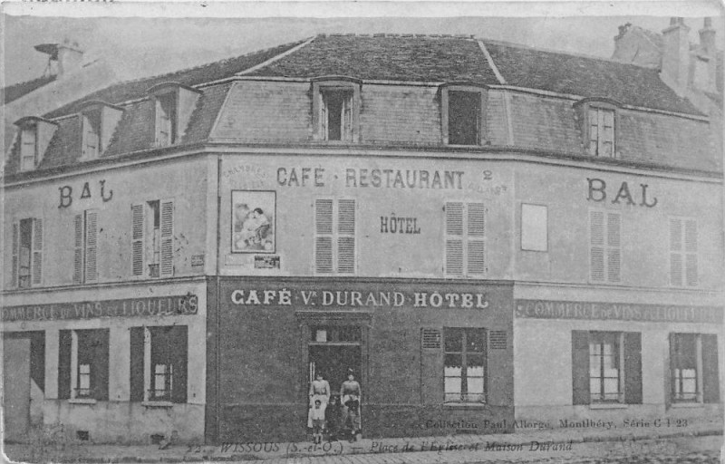 Carte postale ancienne Wissous Place De L'Eglise Et Maison Durand Cafe Restaurant Hotel à Wissous