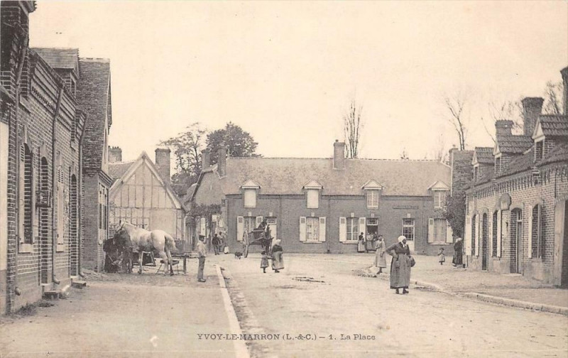 Carte postale ancienne Yvoy Le Marron La Place (dos non divisé) à Yvoy-le-Marron
