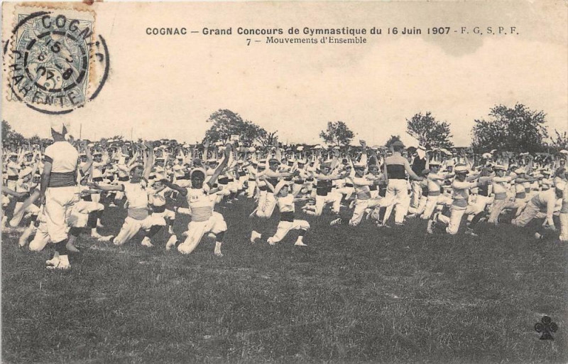 Carte postale ancienne Cognac Grand Concours De Gymnastique Du 16 Juin 1907 Mouvements D'Ensembl à Cognac