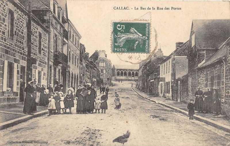 Carte postale ancienne Callac Le Bas De La Rue Des Portes (cliché rare à Callac