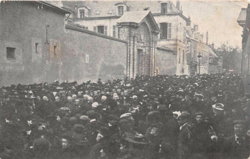 Carte postale ancienne Orleans Mgr Touchet Quitte L'Eveche à Orléans