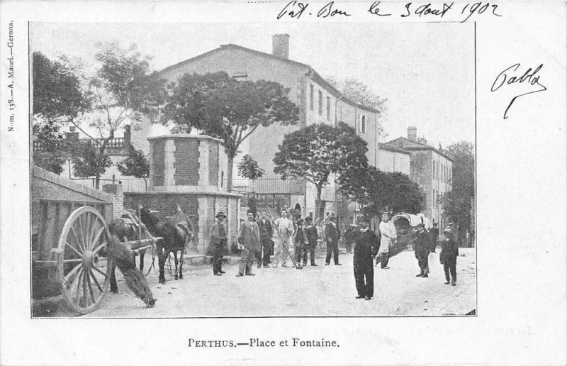 Carte postale ancienne Perthus Place Et Fontaine (dos non divisé)