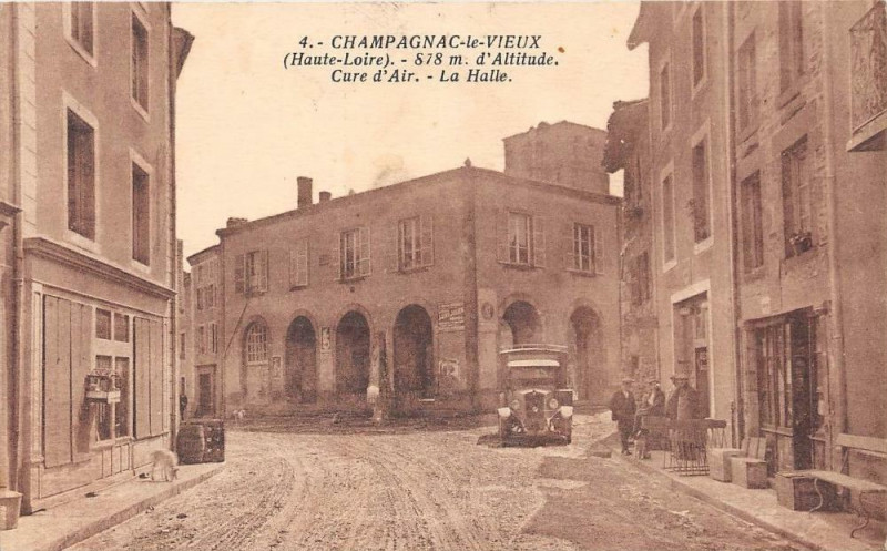 Carte postale ancienne Champagnac Le Vieux La Halle à Champagnac-le-Vieux