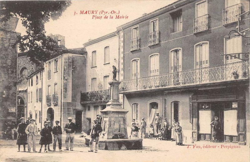 Carte postale ancienne Maury Place De La Mairie à Maury