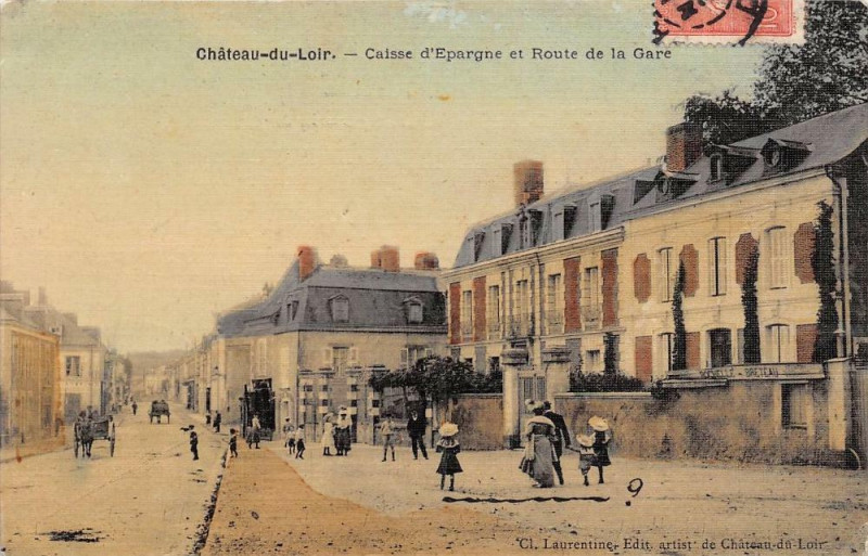 Carte postale ancienne Chateau Du Loir Caisse D´EPARGNE Et Route De La Gare (cpa toilée émaillée