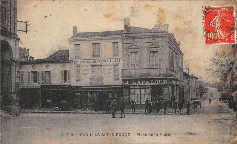 Carte postale ancienne Cadillac Sur Garonne Place De La Mairie (cliché rare à Cadillac