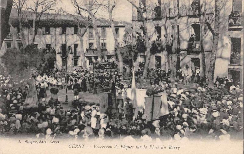 Carte postale ancienne Ceret Procession De Paques Sur La Place Du Barry à Céret
