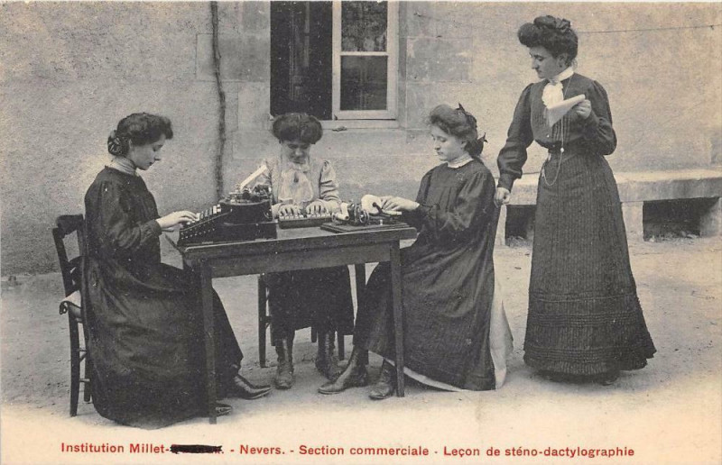 Carte postale ancienne Nevers Institution Millet Section Commerciale Lecon De Steno Dactylograph à Nevers