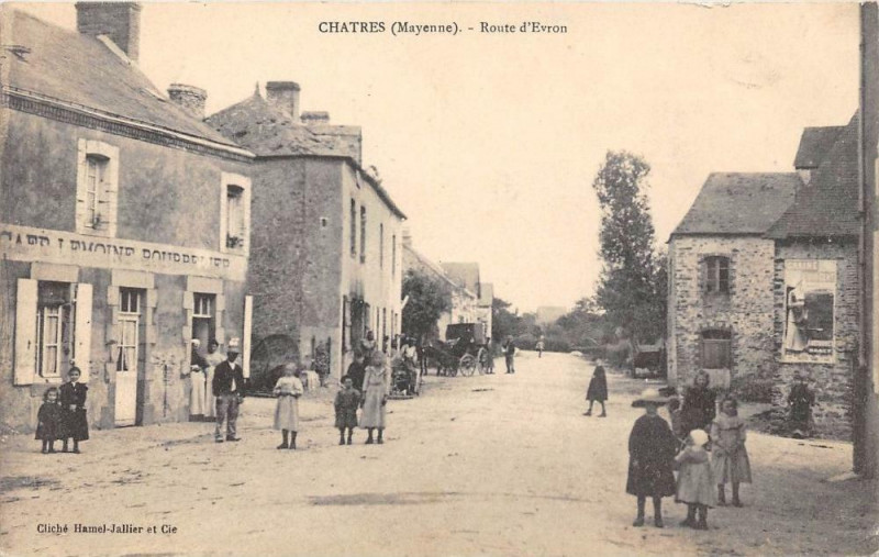 Carte postale ancienne Chatres Route D'Evron