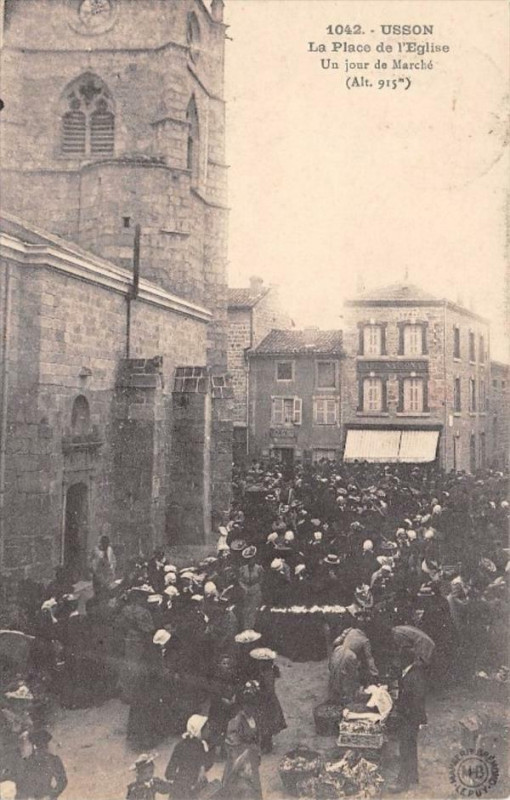 Carte postale ancienne Usson La Place De L'Eglise Un Jour De Marche