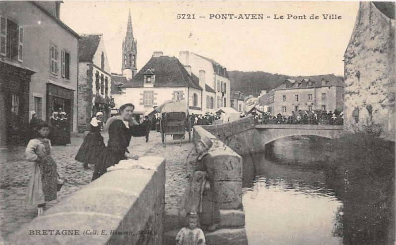 Carte postale ancienne Pont Aven Le Pont De Ville à Pont-Aven