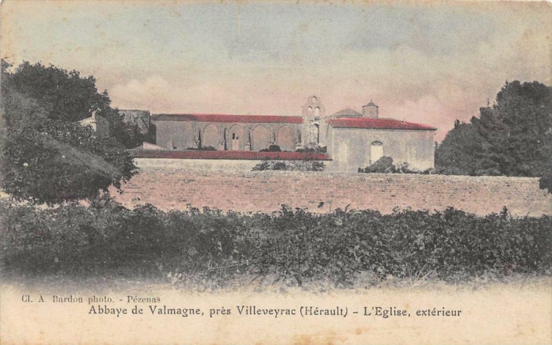 Carte postale ancienne Abbaye De Valmagne Pres Villeveyrac Eglise Exterieur (cliché colorisé pas à Villeveyrac