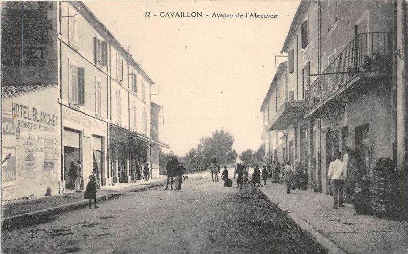 Carte postale ancienne Cavaillon Avenue De L'Abreuvoir à Cavaillon