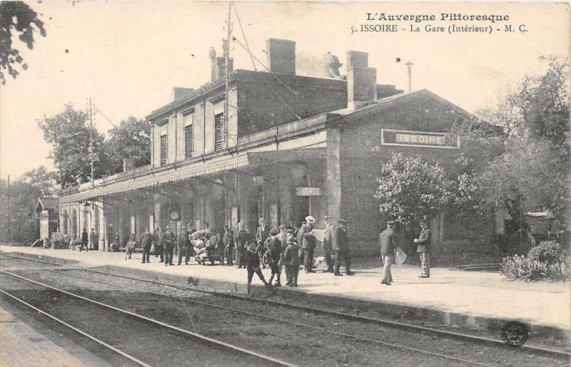 Carte postale ancienne Issoire La Gare Interieur à Issoire