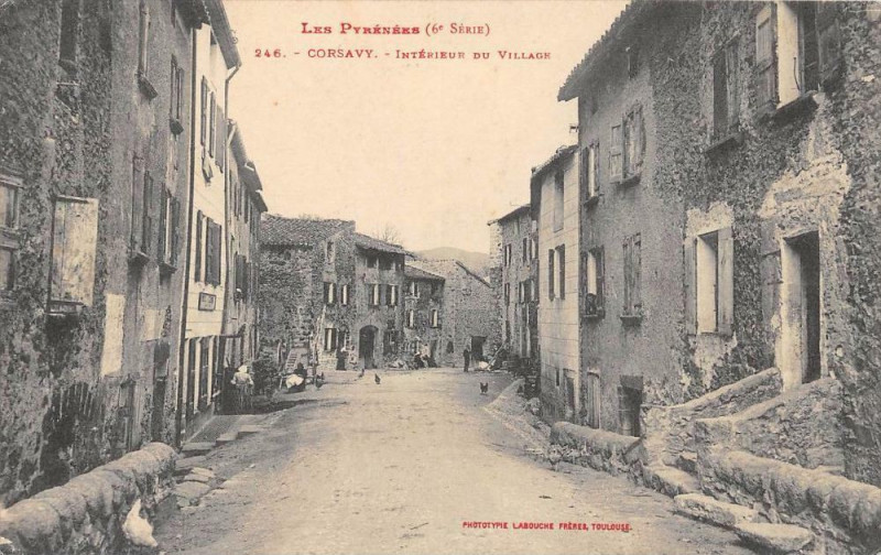 Carte postale ancienne Corsavy Interieur Du Village à Corsavy