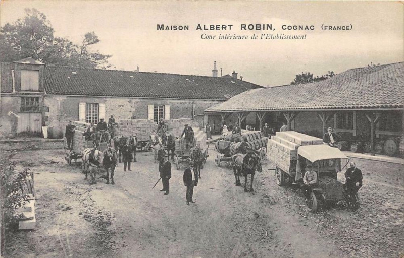 Carte postale ancienne Cognac Maison Albert Robin Cour Interieure De L'Etablissement (cpa avec c à Cognac
