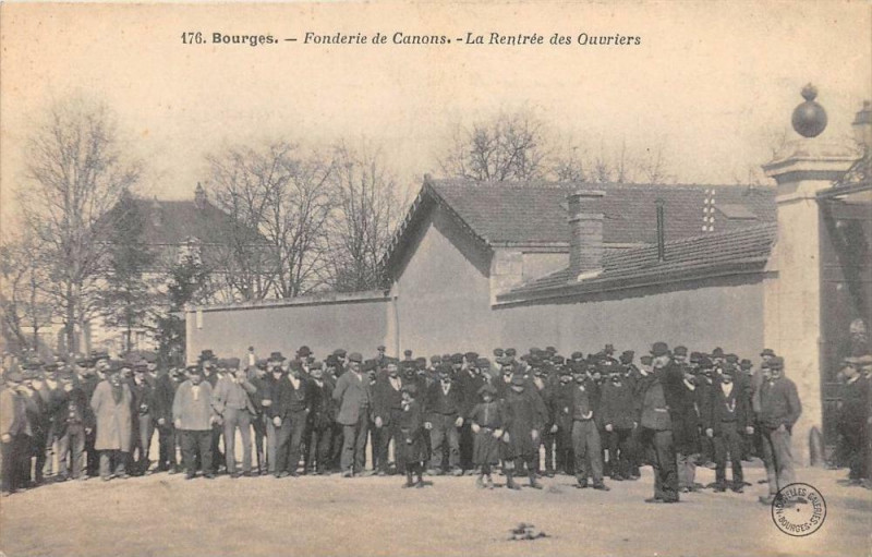Carte postale ancienne Bourges Fonderie De Canons La Rentree Des Ouvriers à Bourges