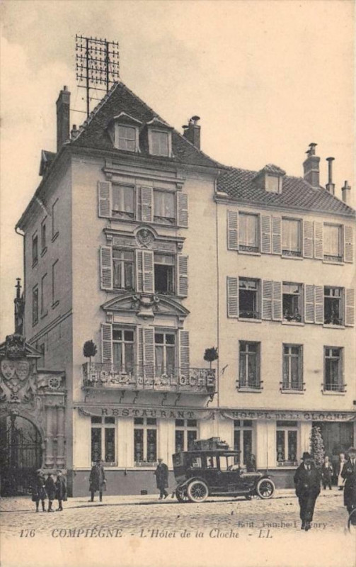 Carte postale ancienne Compiegne L'Hotel De La Cloche à Compiègne