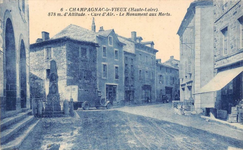 Carte postale ancienne Champagnac Le Vieux Le Monument Aux Morts à Champagnac-le-Vieux
