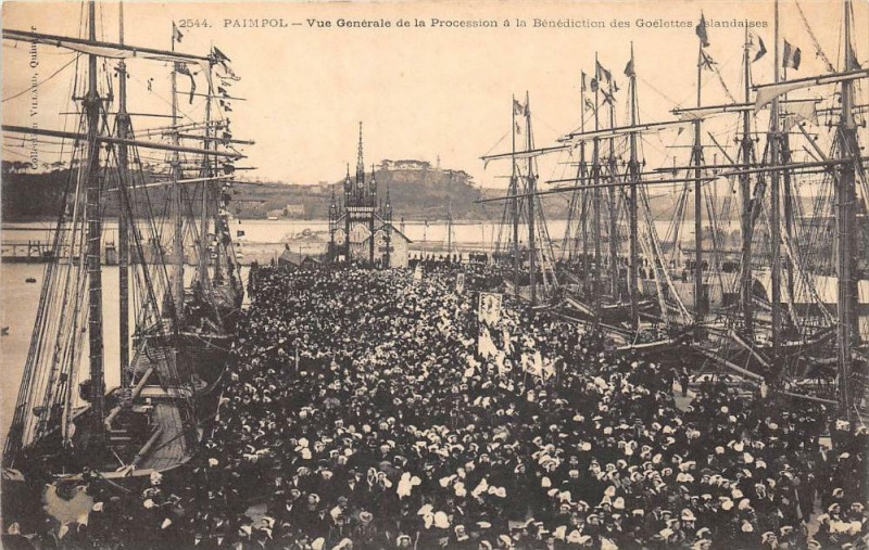 Carte postale ancienne Paimpol Vue Generale De La Procession A La Benediction Des Goelettes Isla à Paimpol