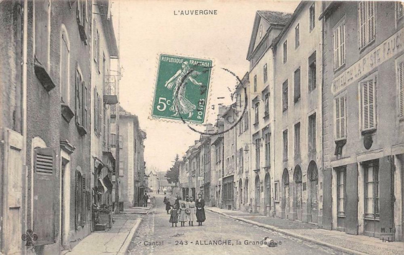Carte postale ancienne Allanche La Grande Rue à Allanche