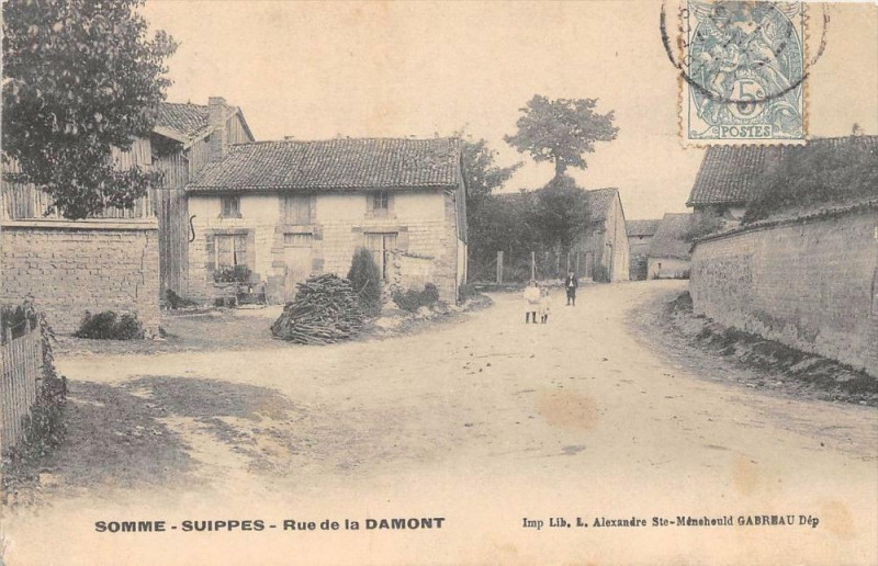 Carte postale ancienne Somme Suippes Rue De La Damont à Suippes