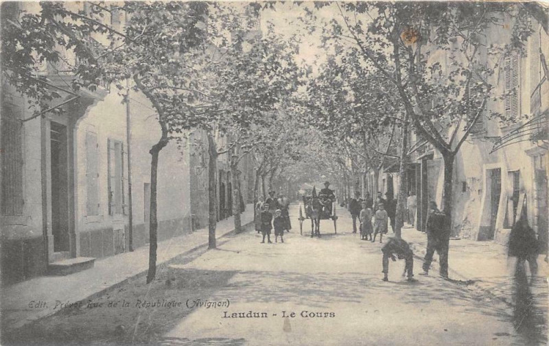 Carte postale ancienne Laudun Le Cours
