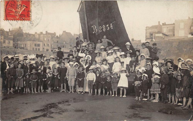 Carte postale ancienne Carte Photo Le Portel Situee Au Verso (groupe sur la plage cliché N°1 au Portel