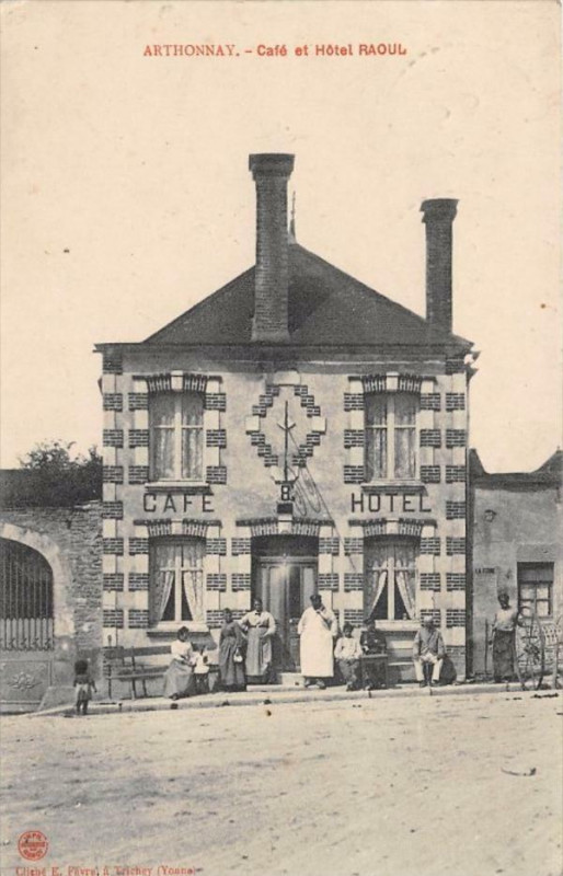 Carte postale ancienne Arthonay Cafe Et Hotel Raoul