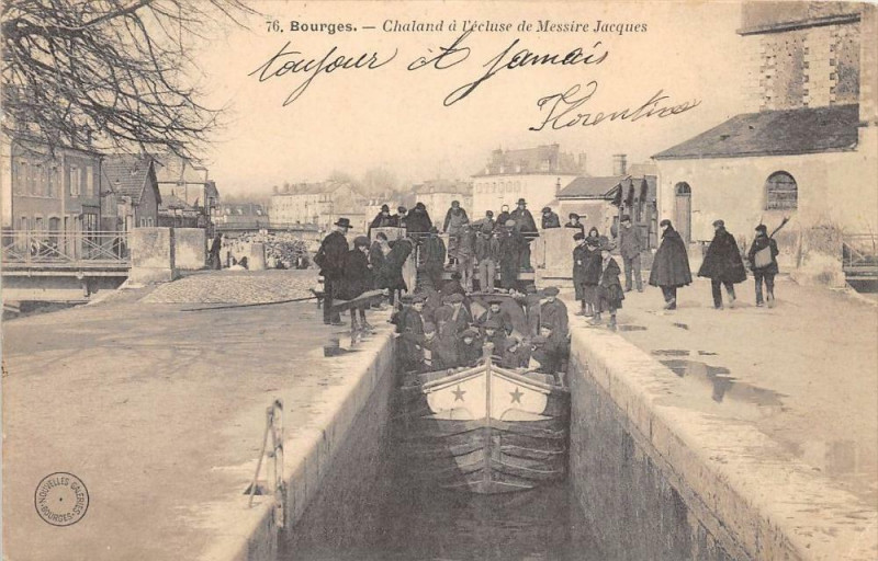 Carte postale ancienne Bourges Chaland A L'Ecluse De Messire Jacques  (dos non divisé) à Bourges