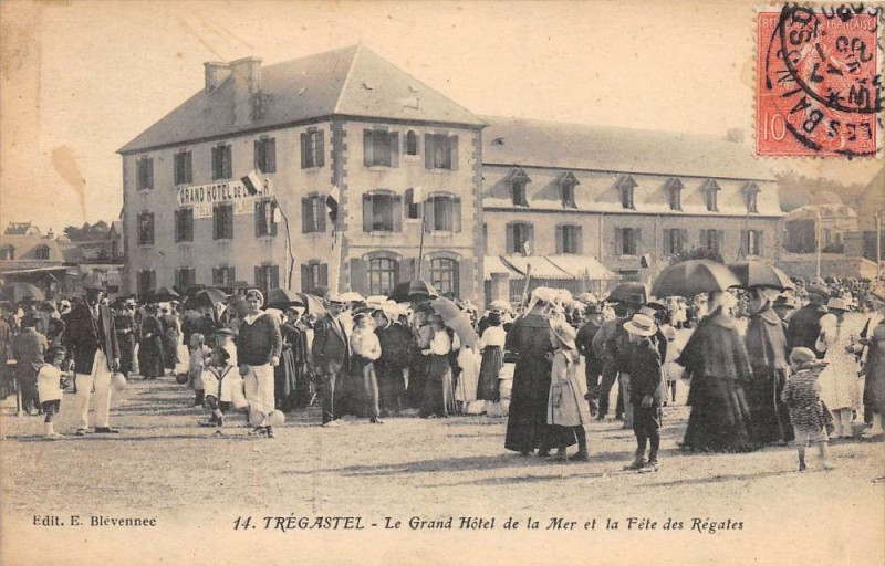 Carte postale ancienne Tregastel Le Grand Hotel De La Mer Et La Fete Des Regates à Trégastel