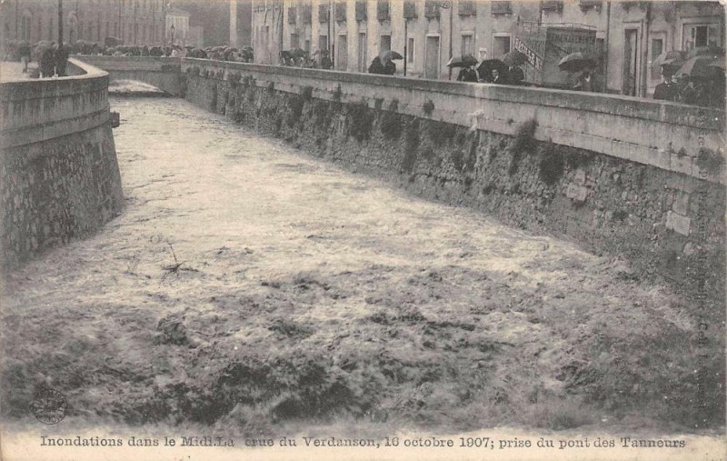 Carte postale ancienne Inondations Dans Le Midi La Crue Du Verdanson 16 Oct.1907 Prise Du Pont D