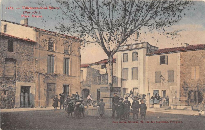 Carte postale ancienne Villeneuve De La Riviere Place Neuve