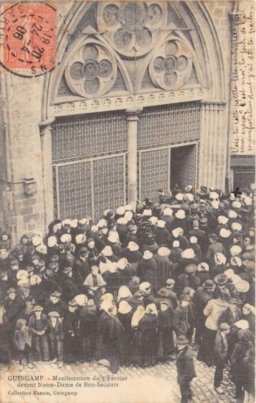 Carte postale ancienne Guingamp Manifestation Du 5 Fevrier Devant Notre Dame De Bon Secours à Guingamp