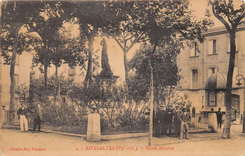 Carte postale ancienne Rivesaltes Statue Minerve à Rivesaltes
