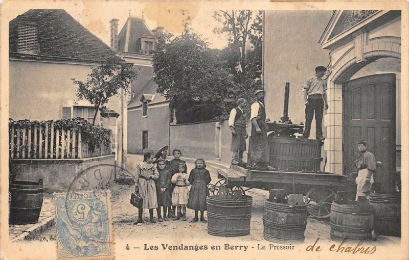 Carte postale ancienne Les Vendanges En Berry Le Pressoir (métier de la vigne et du vin