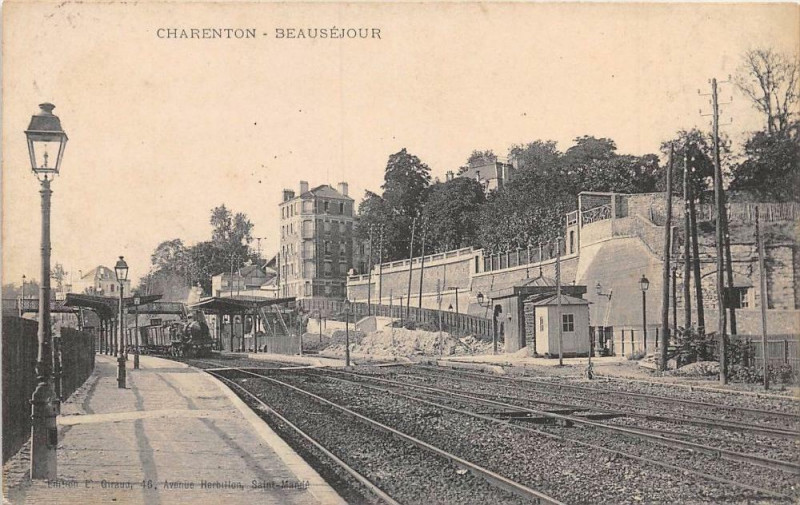 Carte postale ancienne Charenton Beausejour (Train