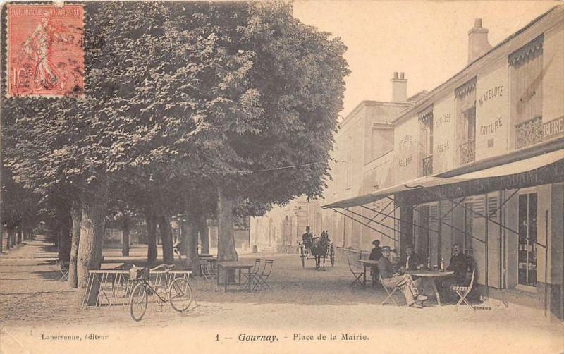 Carte postale ancienne Gournay Place De La Mairie