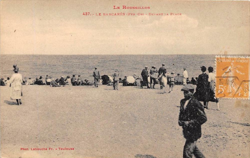 Carte postale ancienne Le Barcares Devant La Plage