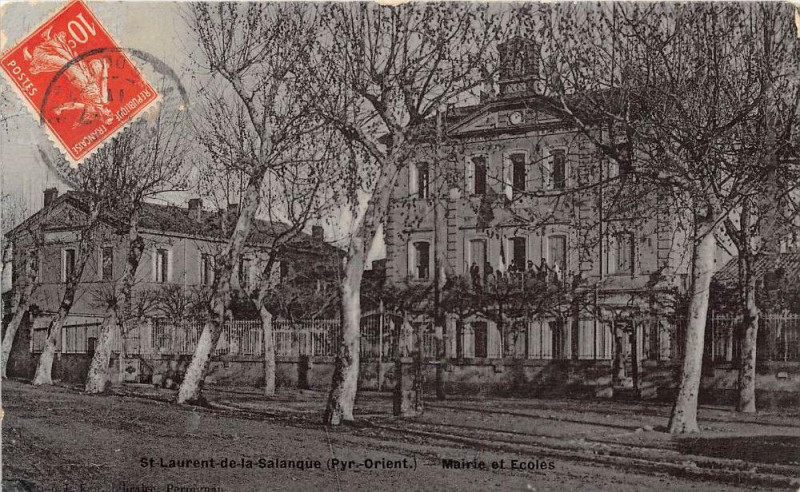 Carte postale ancienne Saint Laurent De La Salanque Mairie Et Ecoles (cpa émaillée cliché rare à Saint-Laurent-de-la-Salanque