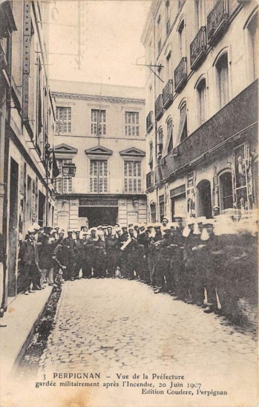 Carte postale ancienne Perpignan Vue De La Prefecture Gardee Militairement Apres L´INCENDIE 20 J à Perpignan